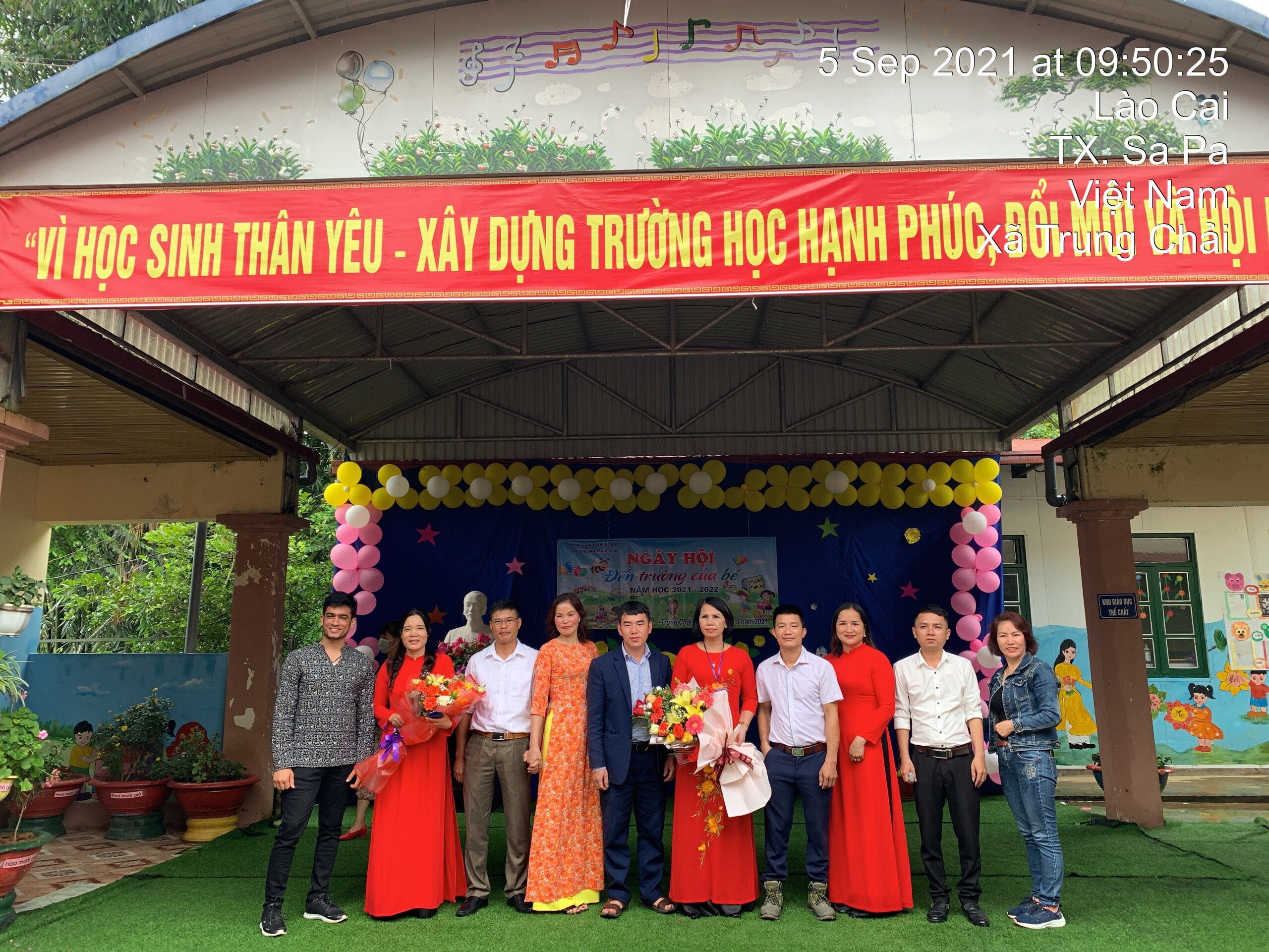Ms. Trần Na -UVBCH VEHA gửi tặng lẵng hoa nhân ngày khai giảng